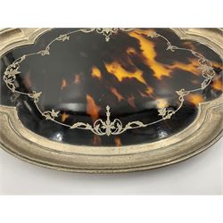 1920's silver and tortoiseshell dressing table tray, of quatrefoil form, the lobed silver edge encasing a tortoiseshell center with silver acanthus detail, hallmarked Elkington & Co Ltd, Birmingham 1921, L25cm W18cm