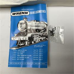 Wrenn '00' gauge - two Castle Class 4-6-0 locomotives - 'Clun Castle' No.7029 (number on buffer beam) in Great Western Green; and 'Cardiff Castle' No.4075 in BR Green; both boxed with instructions (2)