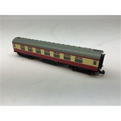 Graham Farish by Bachmann 'N' gauge - Stanier composite first & second coach, Stanier brake second coach, MK1 suburban composite coach and suburban 57ft brake end coach and four wagons (6)