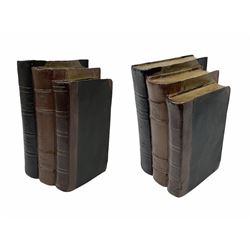 Pair of resin bookends, depicting three descending books, H20cm
