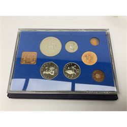 Great British and World coins, including halfcrowns, shillings, other pre-decimal coinage, The Royal Mint Great Britain and Northern Ireland 1972 coin set, commemorative crowns, various Irish coins etc