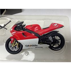 Three Minichamps 1:12 scale die-cast motorcycles - Yamaha YZR 500 Max Biaggi 2000; Yamaha YZR-M1 Colin Edwards Fiat Yamaha Team MotoGP 2007 GP Australia; and Yamaha YZR 500Team Yamaha Max Biaggi 500ccGP 2001; all boxed (3)