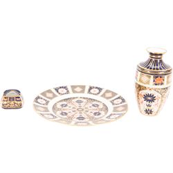 Royal Crown Derby ceramics, comprising Imari 1128 pattern vase of baluster form with fluted rim, 'The Yorkshire Rose' plate, limited edition no. 693/2000 and miniature Witches pattern no. 6299 handbag,  vase H15.5cm