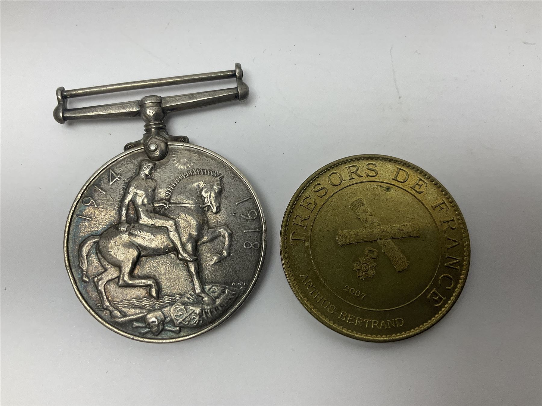 WWI J. Hudson & Co. Birmingham trench whistle dated 1916; WWI British War Medal awarded to 117363 Gnr. N.L. Wright R.A.; Services Rendered badge No.111643; RAF & RFC cap badges etc