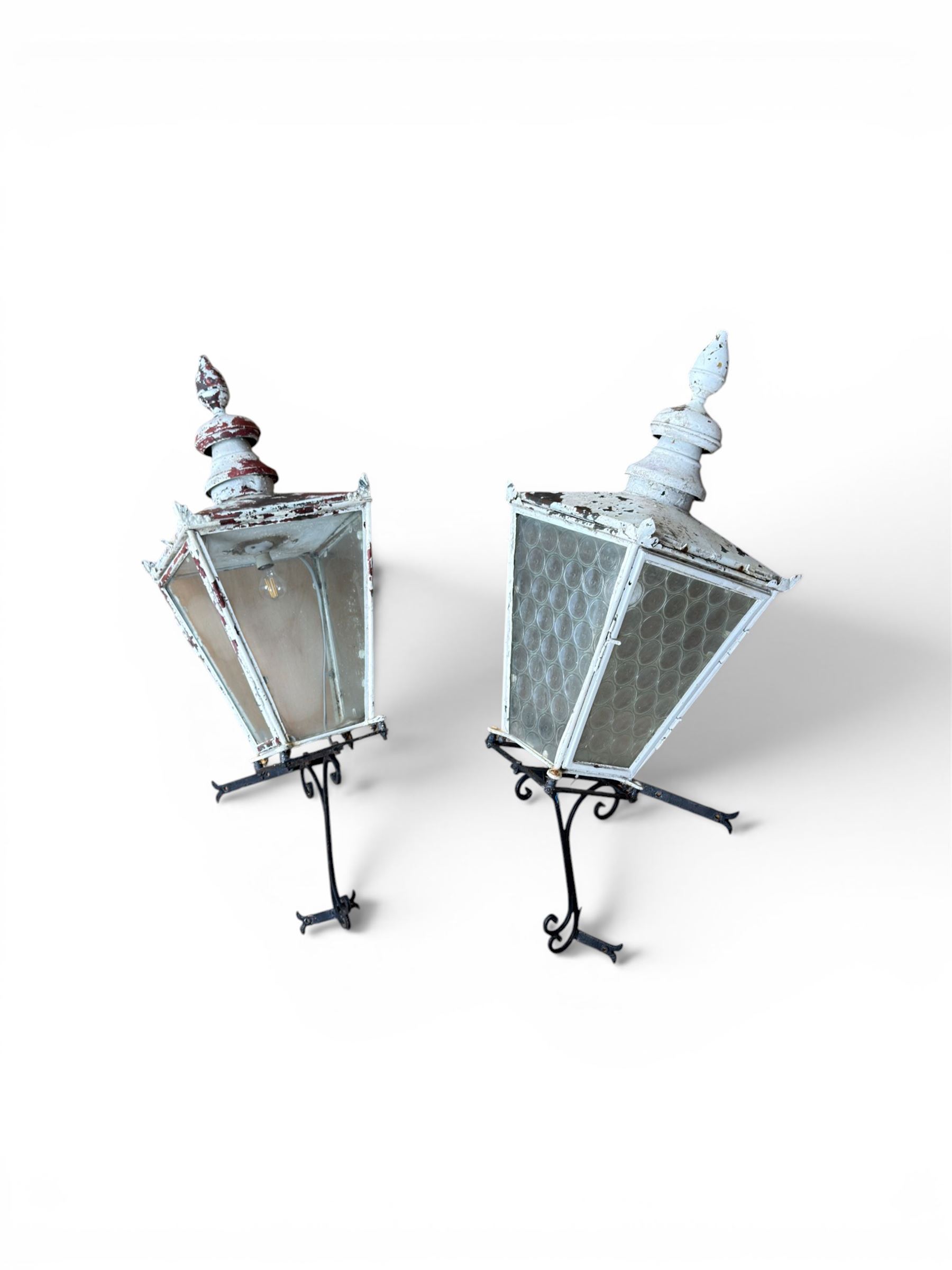 Foster & Pullen (Bradford est. 1896) - Good pair of late 19th century copper coach house or street lamps, painted in rustic white finish, with iron corner brackets, one with clear glass, the other with ring mottled glass, both converted to electricity, height with bracket 150cm