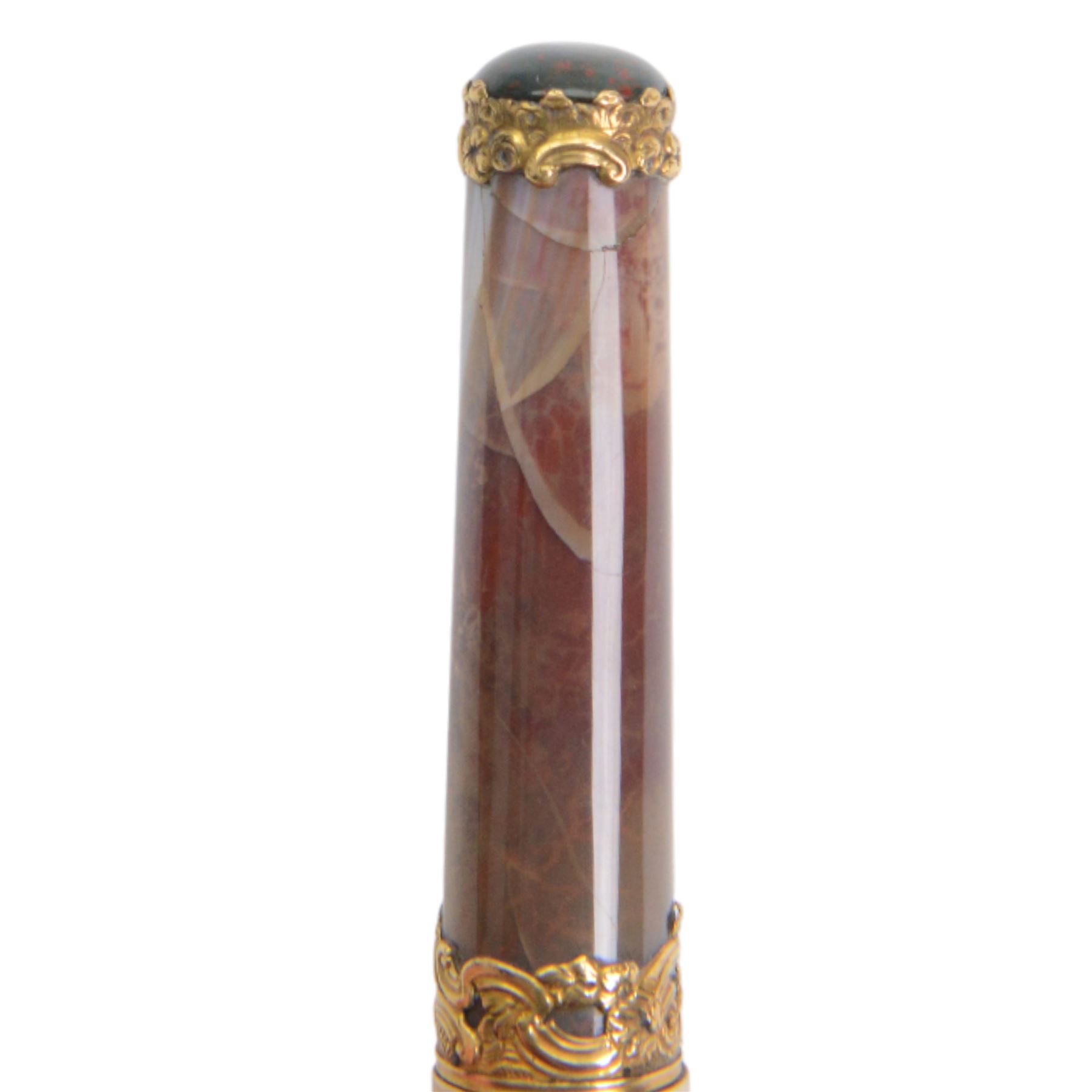 George III gold mounted agate bodkin case, of tapering cylindrical form with C scroll and foliate gold mounted, and inset bloodstone terminals to base and cover, L11cm

Provenance: From the collection of Andrew Chichester Everitt.