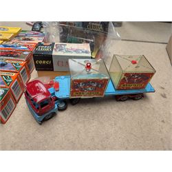 Collection of boxed Matchbox and Dinky Toys diecast vehicles, including Corgi Classics The World of Wooster, together with an unboxed Chipperfields Circus 1139 Scammel MK3