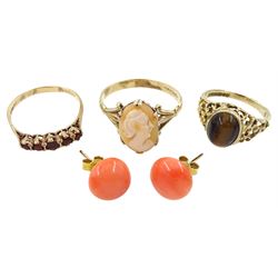 9ct gold jewellery including coral stud earrings, cameo ring, five stone garnet ring and a tiger's eye ring