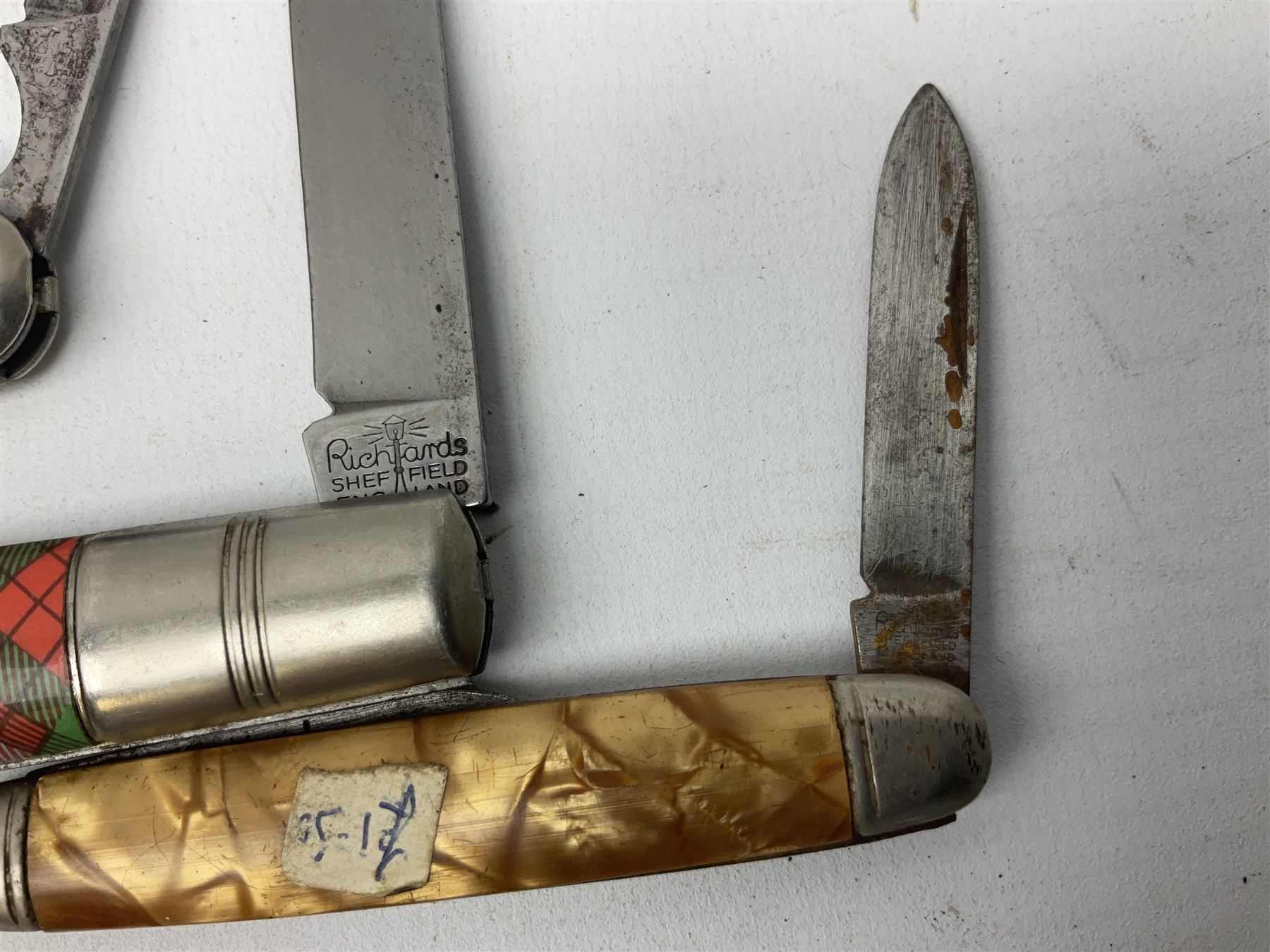 Twenty-nine pocket knives including commemorative and advertising examples, Richards of Sheffield single blade folding knife etc