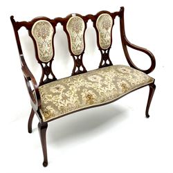 Edwardian mahogany three panel back settee, shaped and pierced back, scrolling arms with serpentine seat, cabriole supports 