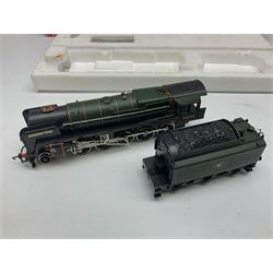 Hornby '00' gauge - Class 9F 2-10-0 locomotive 'Evening Star' No.92220; Standard Class 7P6F locomotive 'Britannia' No.70000; both boxed; and 4-6-2 locomotive 'Flying Scotsman' No.4472; in box base only with slip-case (3)