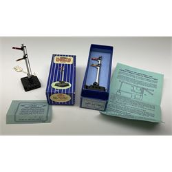 Hornby Dublo - twelve electric semaphore signals comprising four ED1 Single Arm; two ED2 Double Arm; one ED3 Junction Signal Upper Quadrant; one 5045 Colour Light Signal - Single (Home); two ES6 Colour Light Signal -Single (Distant); and two 5047 Colour Light Signal - Junction (Home); all boxed (12)