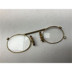 20th century Coronet Midget 16mm camera, in marbled brown Bakelite case with chrome mounts, L6cm, together with a pair of 9ct gold (tested) spectacles in case