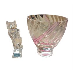 Durand glass figure of a cat and a Caithness vase with pink twist, vase H14cm