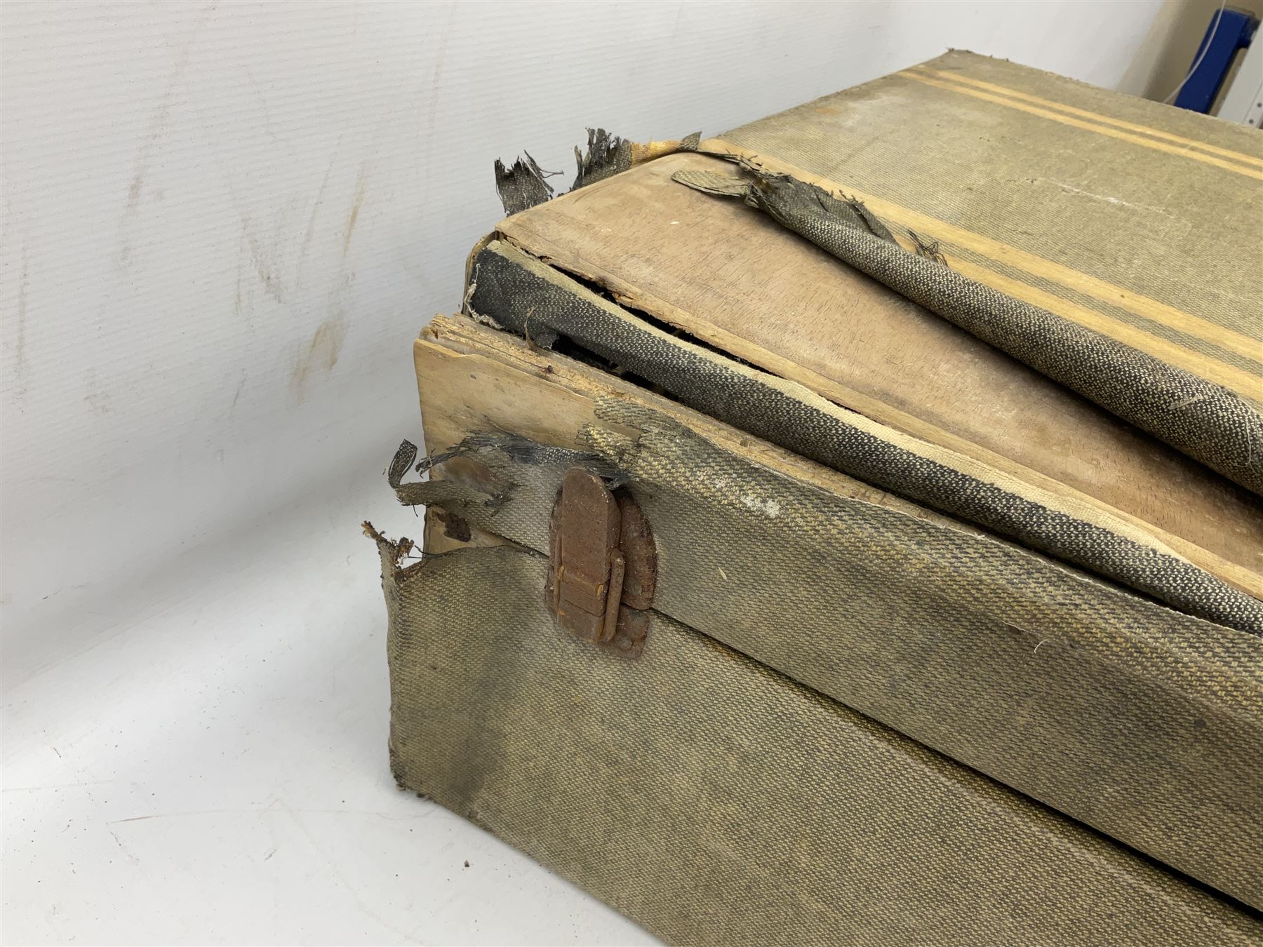 Selmer Clavioline portable electric keyboard, in original case, amp & speaker combined in lid, H41cm, W56.5cm