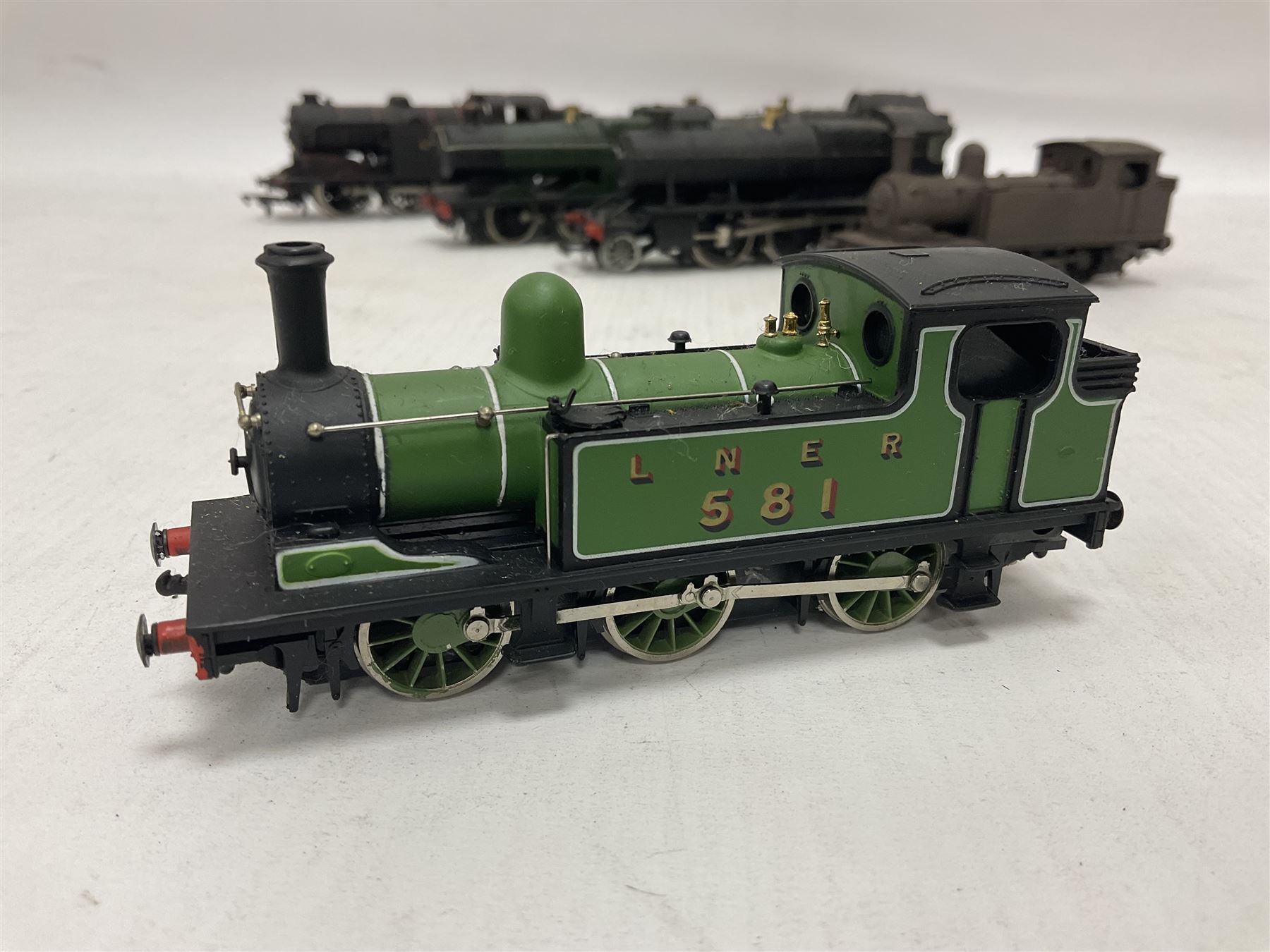 Mainline Railways ‘00’ gauge - Class J72 0-6-0T no.581 in LNER green; Class 43XX 2-6-0 no.2358 in GWR black; Class 2251 0-6-0 locomotive and tender no.3205 in GWR green; Class N2 0-6-2T no.4744 in LNER black; Class 56XX 0-6-2T locomotive; one plain 0-6-0 Tank locomotive (6) 
