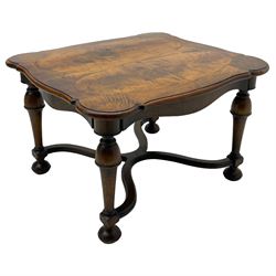 Figured mahogany coffee table, shaped moulded top with oval book-matched veneered panels, on turned supports united by waved X-shaped stretchers 