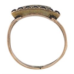 George III gold mourning ring, the central glazed pael with surround of facet cut French jet, the underside inscribed 'Thos Holder Ob 23 March 1806 aet 42'