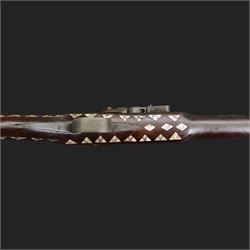 Indian Jezail style flintlock blunderbuss with 61cm bell mouth blunderbuss barrel with engraved floral design, the butt with mother of pearl triangular inlays, overall L97cm