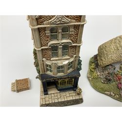 Fourteen Lilliput lane models, to include Eriskay Croft, Little Smithy, Gulliver's Gate, Kerry Lodge, Eamont Lodge etc, all with original boxes and some with deeds (14) 