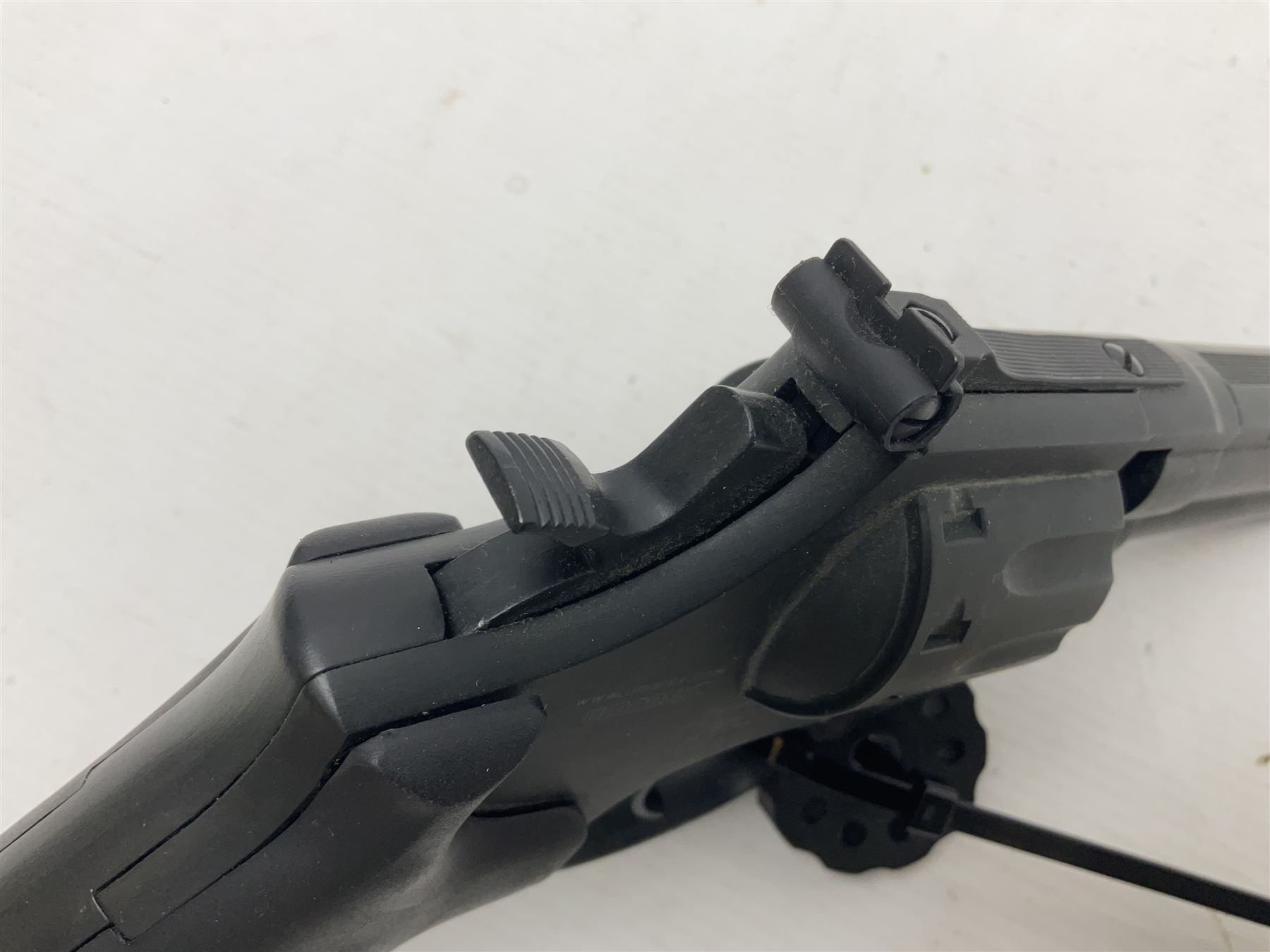 Umarex Smith and Wesson model 586-4 .177 air pistol serial no.S074938959 with circular 10-shot magazine L29cm  NB: AGE RESTRICTIONS APPLY TO THE PURCHASE OF AIR WEAPONS.