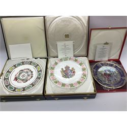Fifteen collectors plates, to include Spode Golden Jubilee HM The
Queen, Spode Official Bi-Century Derby, set of four Spode British Steam-The Years of Glory, Mulberry Hall The Viking, Spode The St.Davids, etc, all in original boxes with certificates  