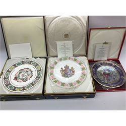 Fifteen collectors plates, to include Spode Golden Jubilee HM The
Queen, Spode Official Bi-Century Derby, set of four Spode British Steam-The Years of Glory, Mulberry Hall The Viking, Spode The St.Davids, etc, all in original boxes with certificates  