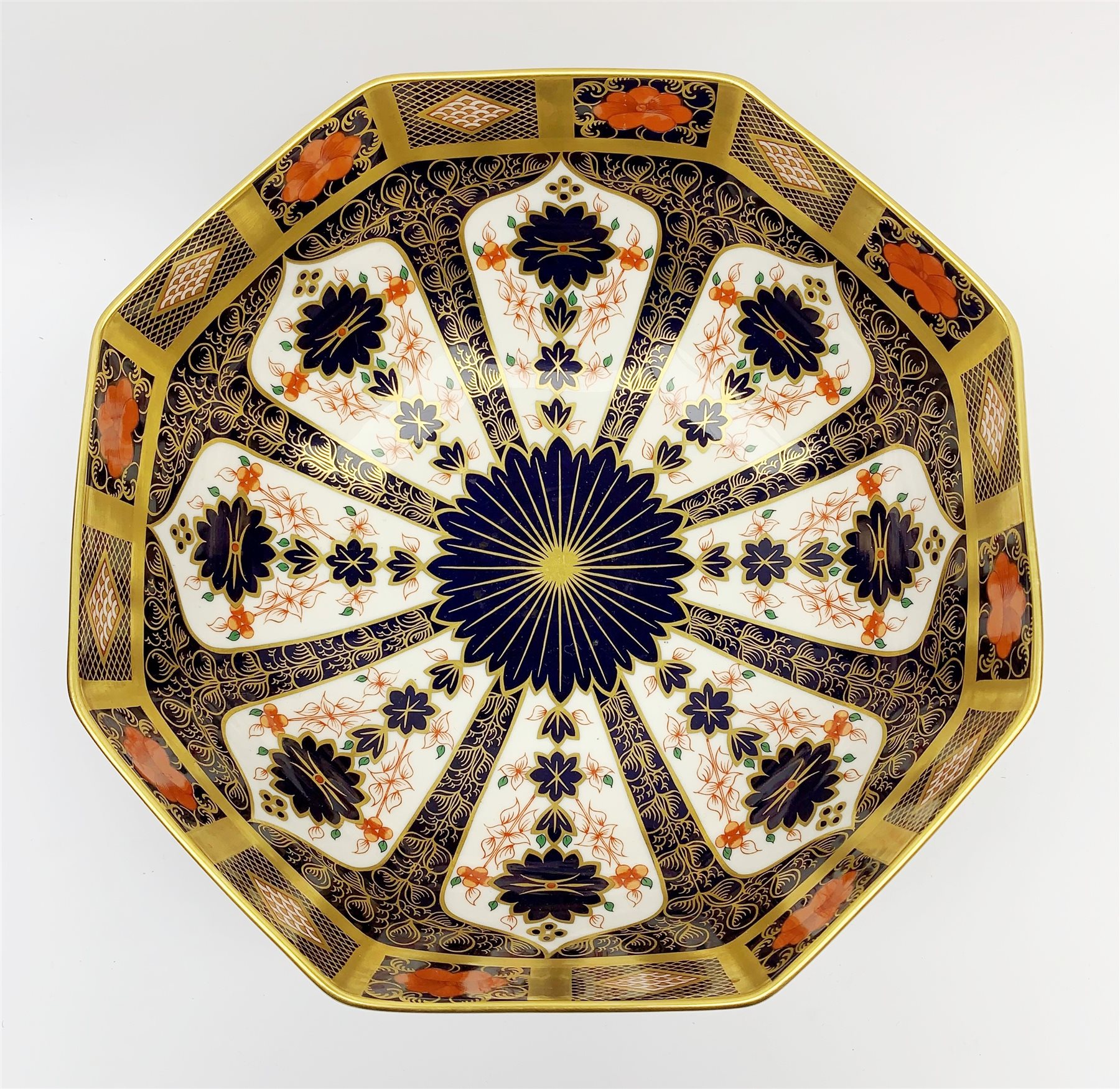 A Royal Crown Derby Imari bowl, of octagonal form, decorated in the 1128 pattern, with printed marks beneath, D23.5cm. 