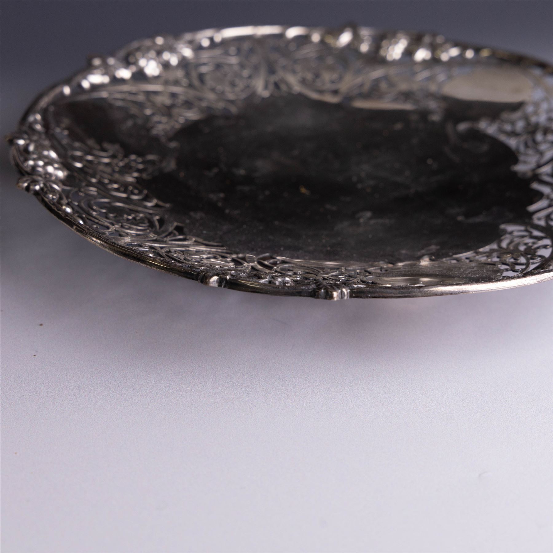 Mid 20th century silver dish, of circular form with pierced fruiting vine decoration, hallmarked Sheffield 1964, maker's mark SJR, D20.5cm