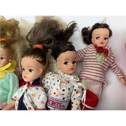 Sindy - ten 1980s 033055X dressed fashion dolls; together with a quantity of loose clothing, shoes and other accessories