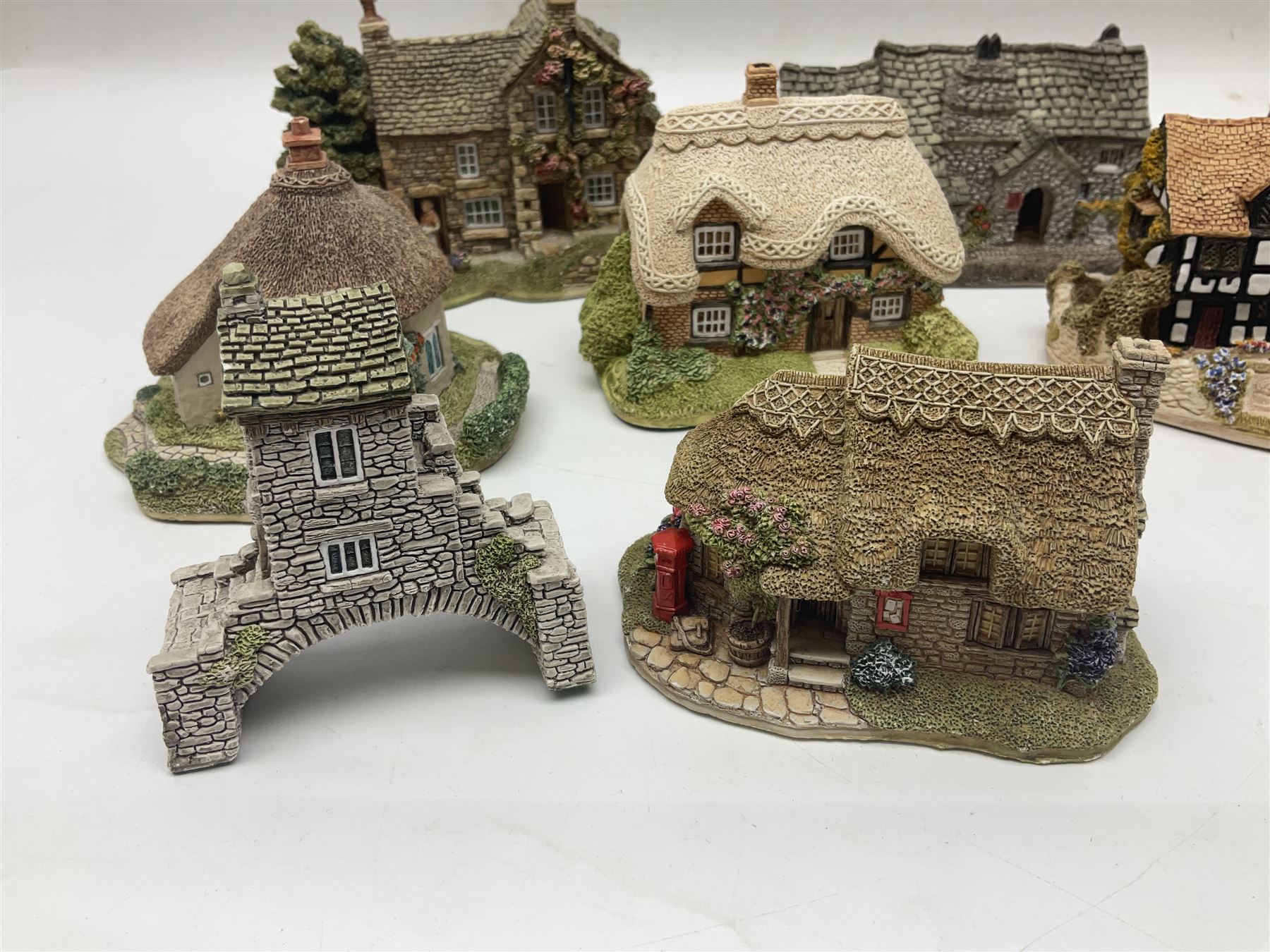 Seventeen Lilliput Lane models, to include The Dalesman, Windy Ridge, Cat Coombe Cottage, Granny Smiths, ect, all with deeds and original boxes (17)