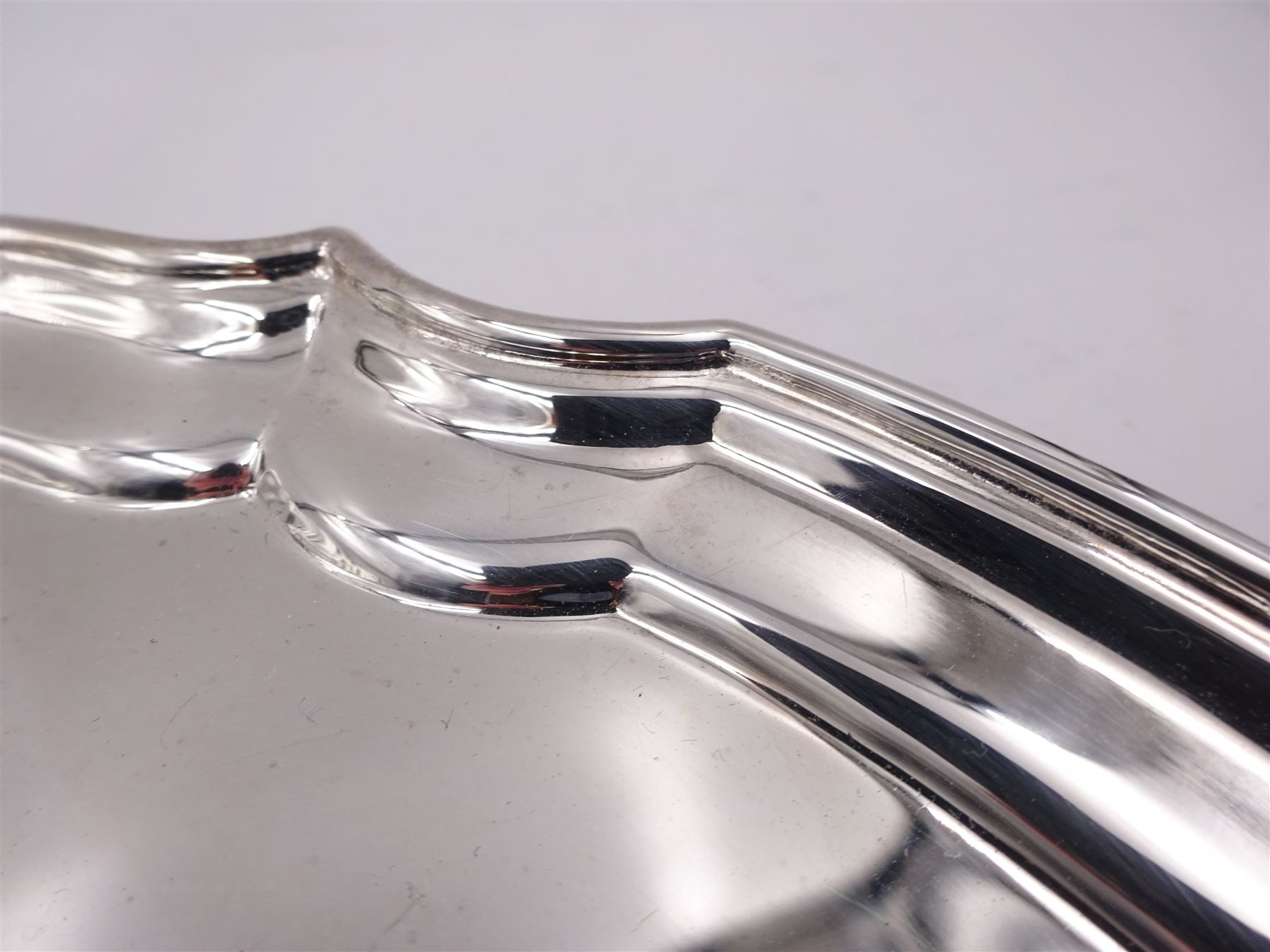 Modern silver salver, with shaped pie crust rim, upon four scroll feet, hallmarked L R Watson, Sheffield 1997, D21cm