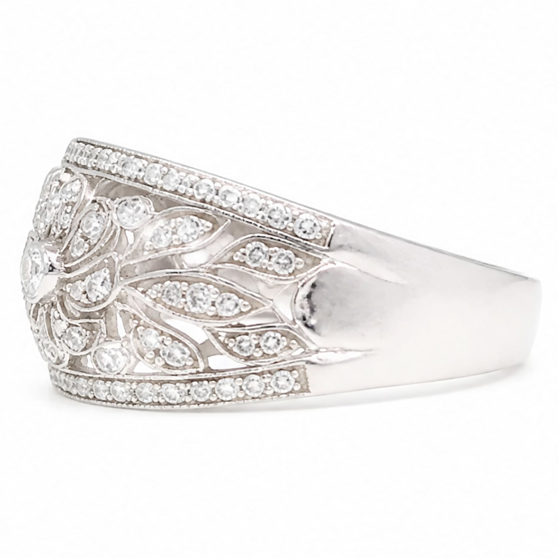 18ct white gold diamond floral ring, milgrain and pierced design set with round brilliant cut diamonds, Edinburgh 2017