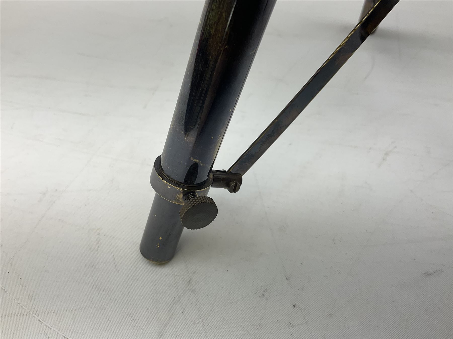 Reproduction brasses telescope on tripod stand with plaque detailed ‘Kelvin & Hughes London 1917’, H33cm