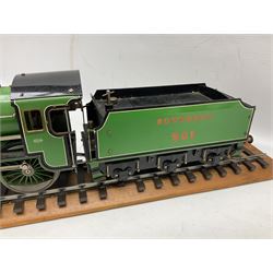 Gauge I - Aster live steam Southern Railway 4-4-0 Schools Class locomotive 'Winchester' No.901 with six-wheel tender; twin outside cylinders, smoke deflectors and spirit burner fed from tender tank, with Aster serial no. 6141167 between the wheels (2)