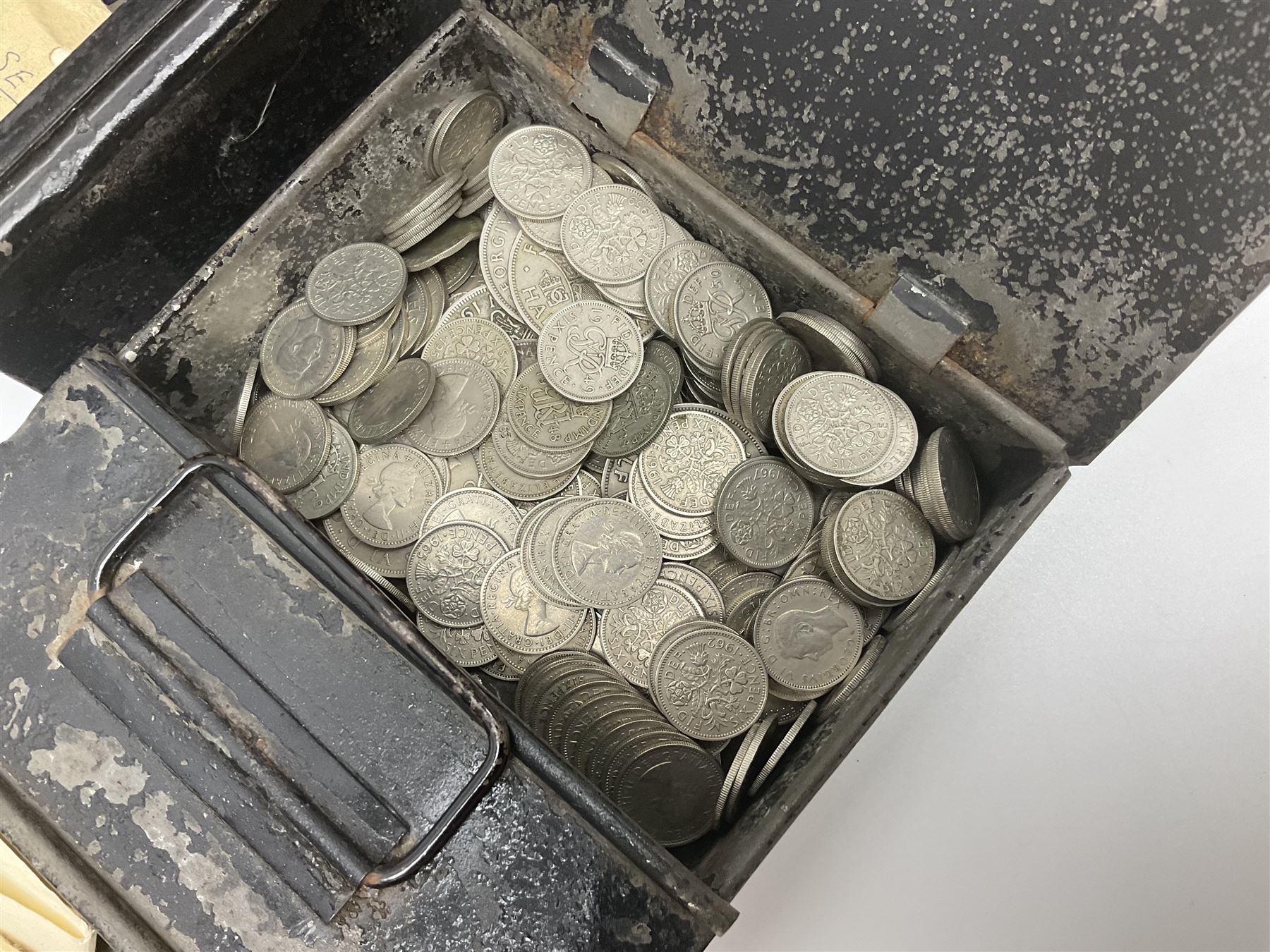 Great British and World coins, including Queen Victoria 1889 halfcrown, pre-decimal pennies, threepences, sixpences and other denominations, commemorative crowns etc