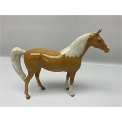 Four Beswick figures, comprising Leopard no 1082, Palomino Arab horse no 1265, Siamese cat no 1558 and Siamese kittens no 1296