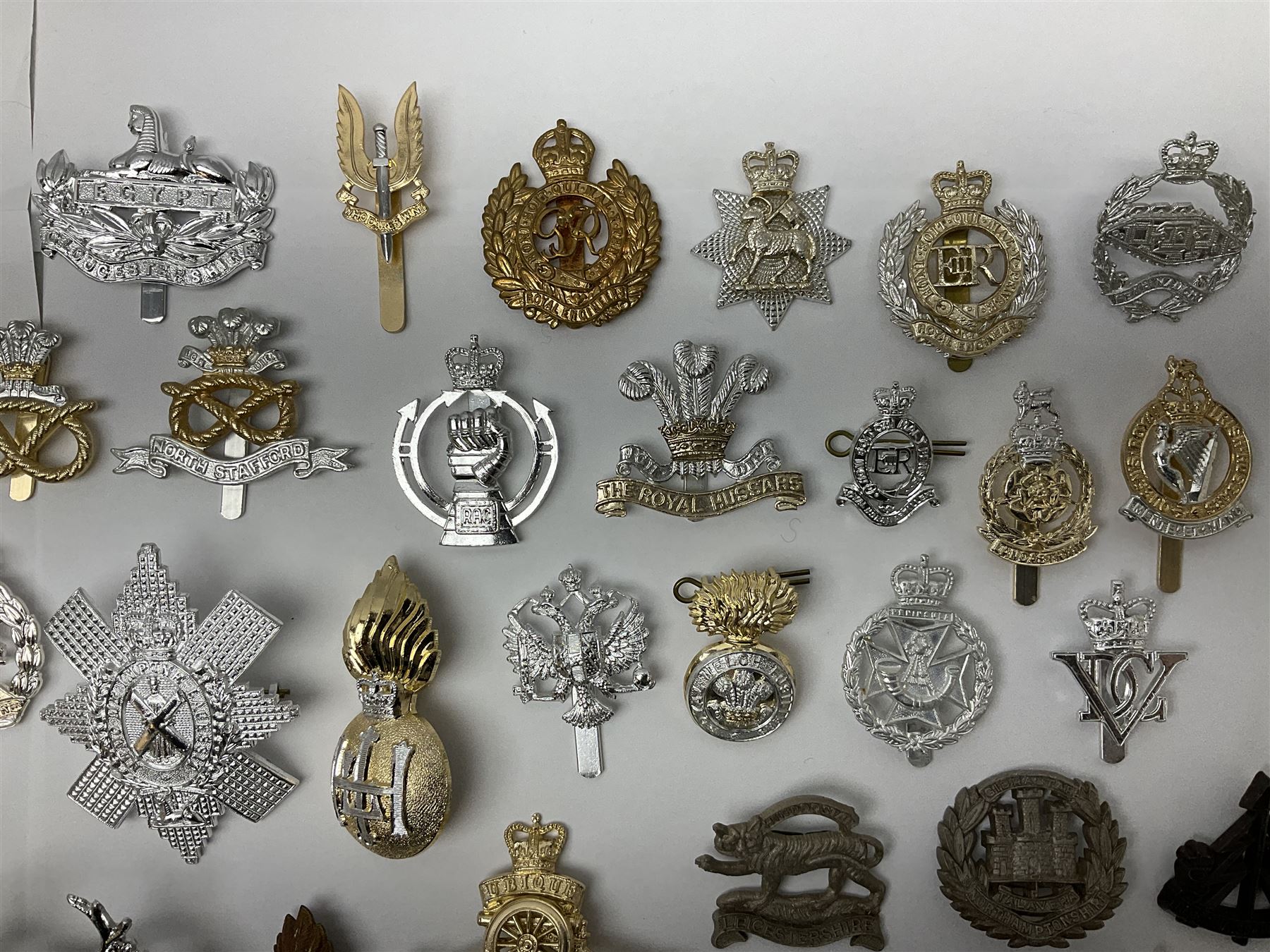 Military badges - approximately eighty predominantly staybrite glengarry, cap and collar badges and small quantity of plastic badges