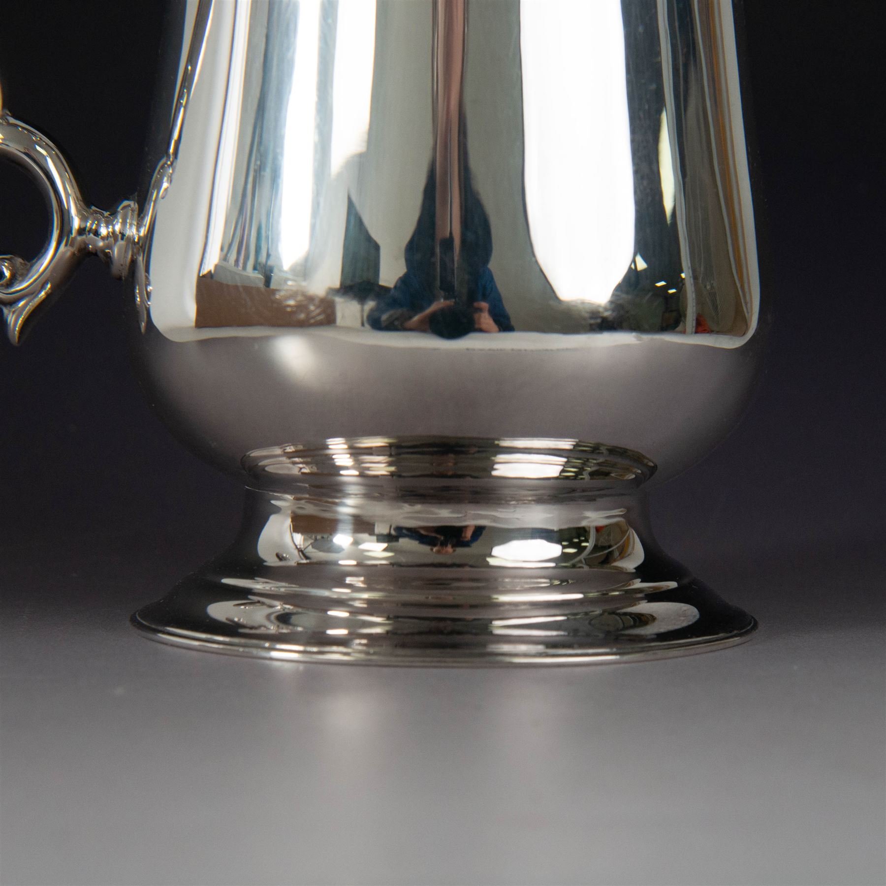 1920s silver tankard, of plain cylindrical form with acanthus capped C scroll handle and upon a circular stepped foot, hallmarked Cooper Brothers & Sons Ltd, Sheffield 1926, H14cm