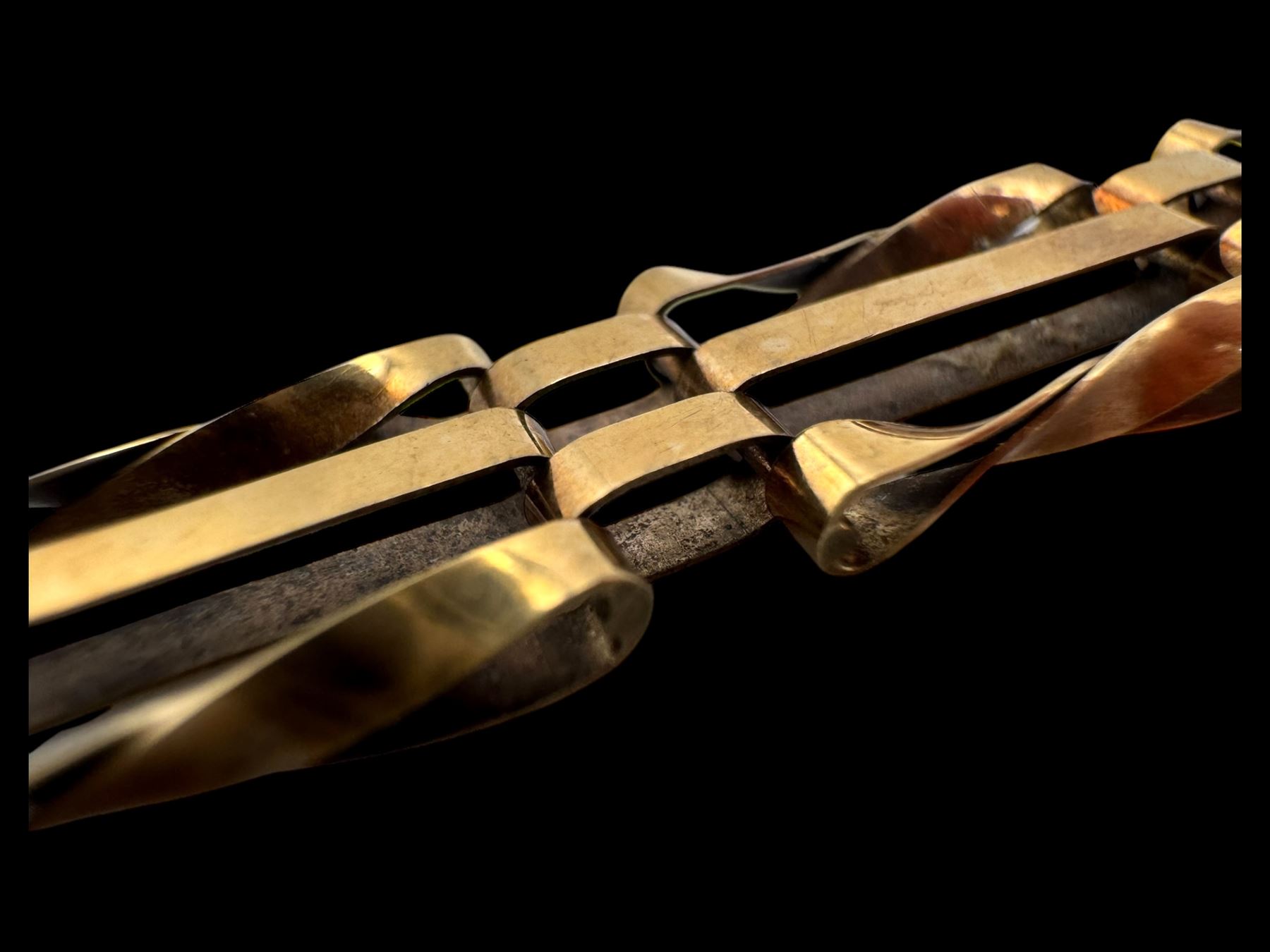 9ct gold jewellery including gate bracelet, two charms and two chains