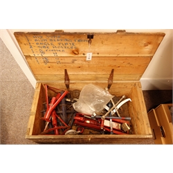  Car jack, axle stands, wheel spanner etc... in wood tool chest  