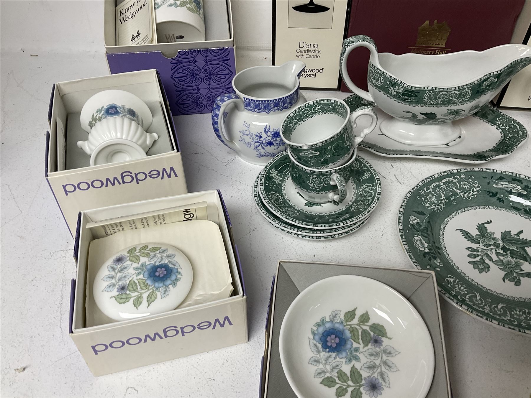 Spode Green Camilla pattern ceramics, together with a Wedgwood Etruscan Dance trinket box, Aynsley Mouse Trap figure, Coalport thatched cottage and a collection of other Wedgwood ceramics, some with boxes