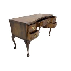 Mid-20th century walnut kidney shaped dressing table or desk, moulded top with rosewood band, fitted with five drawers, on cabriole supports 