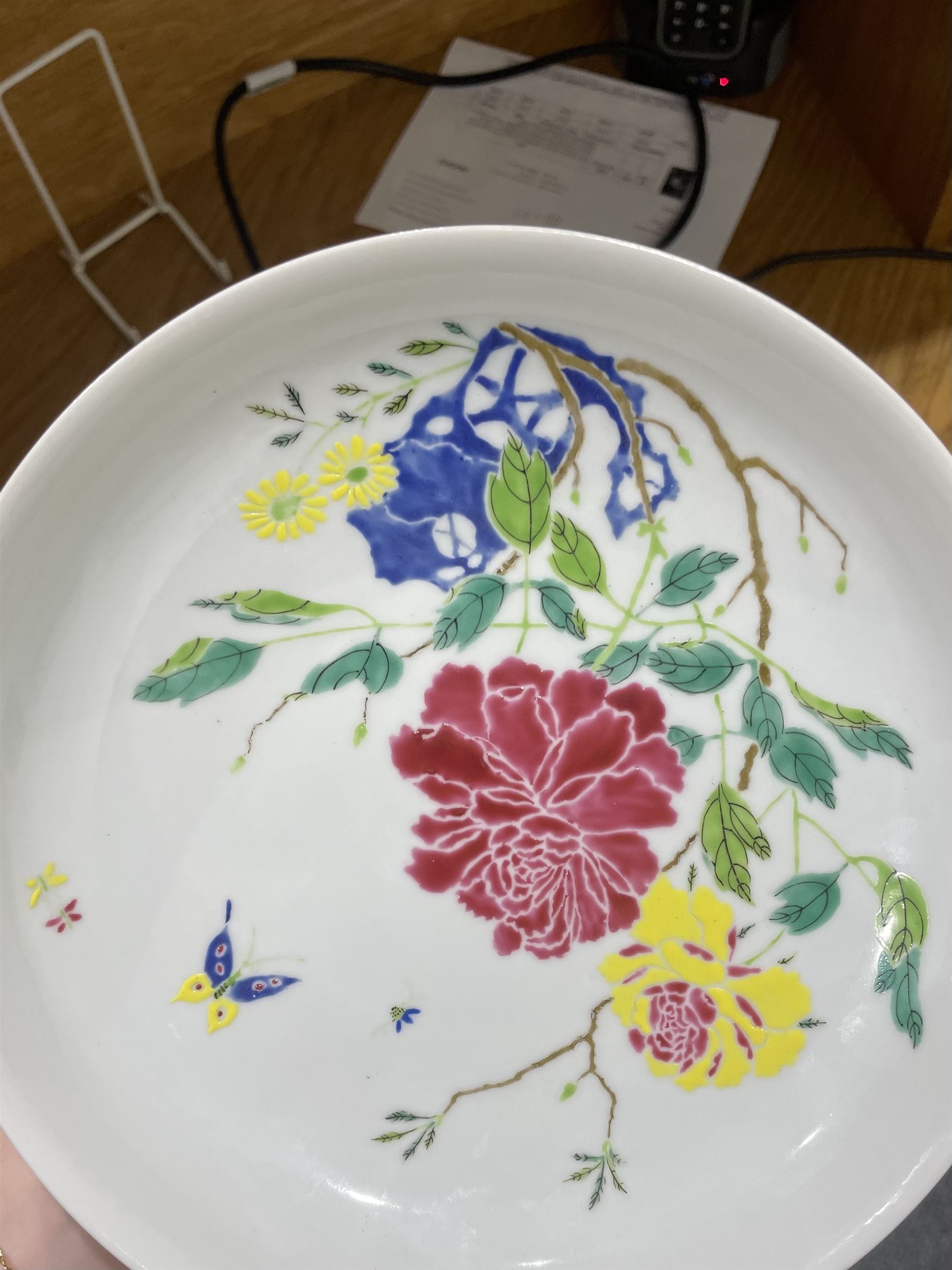 Chinese shallow bowl decorated with pink, yellow and blue flowers, 18th century Yongzheng mark D19cm