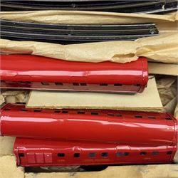 Ever Ready '00' gauge battery operated London Underground electric train set, including London Transport 3-rail power car, two passenger coaches, track and controller, in original box with operating instructions inside lid