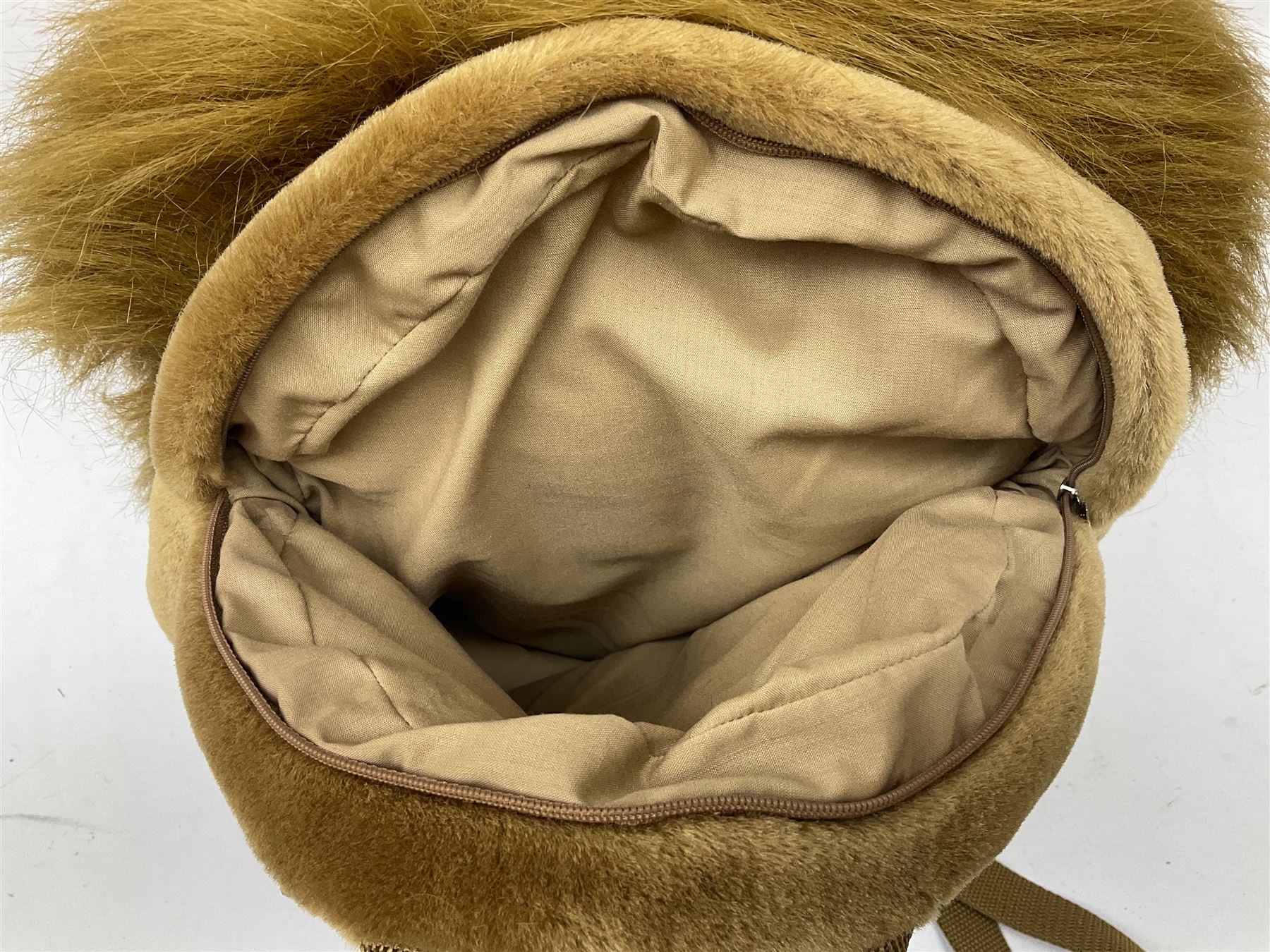 Star Wars - Chewbacca back-pack in the form of the Wookie's hairy head with single zipped compartment H44cm