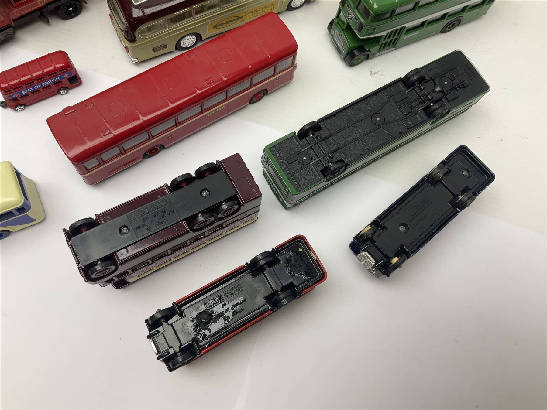 Thirty-one modern die-cast models of buses, coaches and wagons of various scales by EFE, Lledo, Oxford Die-Cast, Atlas etc, to include EFE 15702, 15704 and 15708 boxed; further models are unboxed 