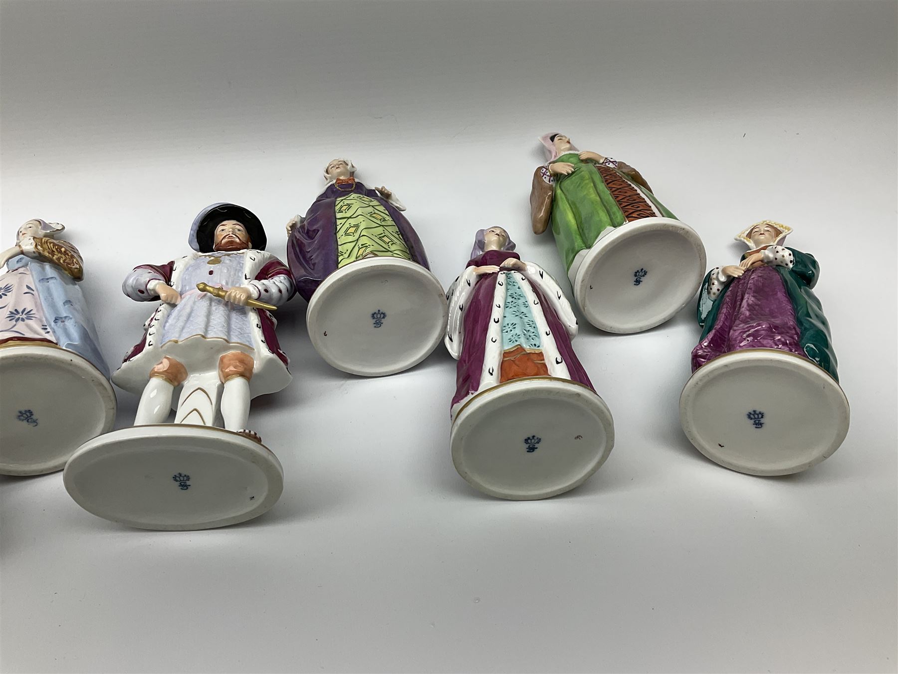 Sitzendorf Henry VIII & his wives porcelain figures, a set of 7 with impressed titles to the reverse, comprising of King Henry VIII, Anne Boleyn, Catherine of Aragon, Catherine Parr, Jane Seymour, Catherine Howard, Anne of Cleves.  