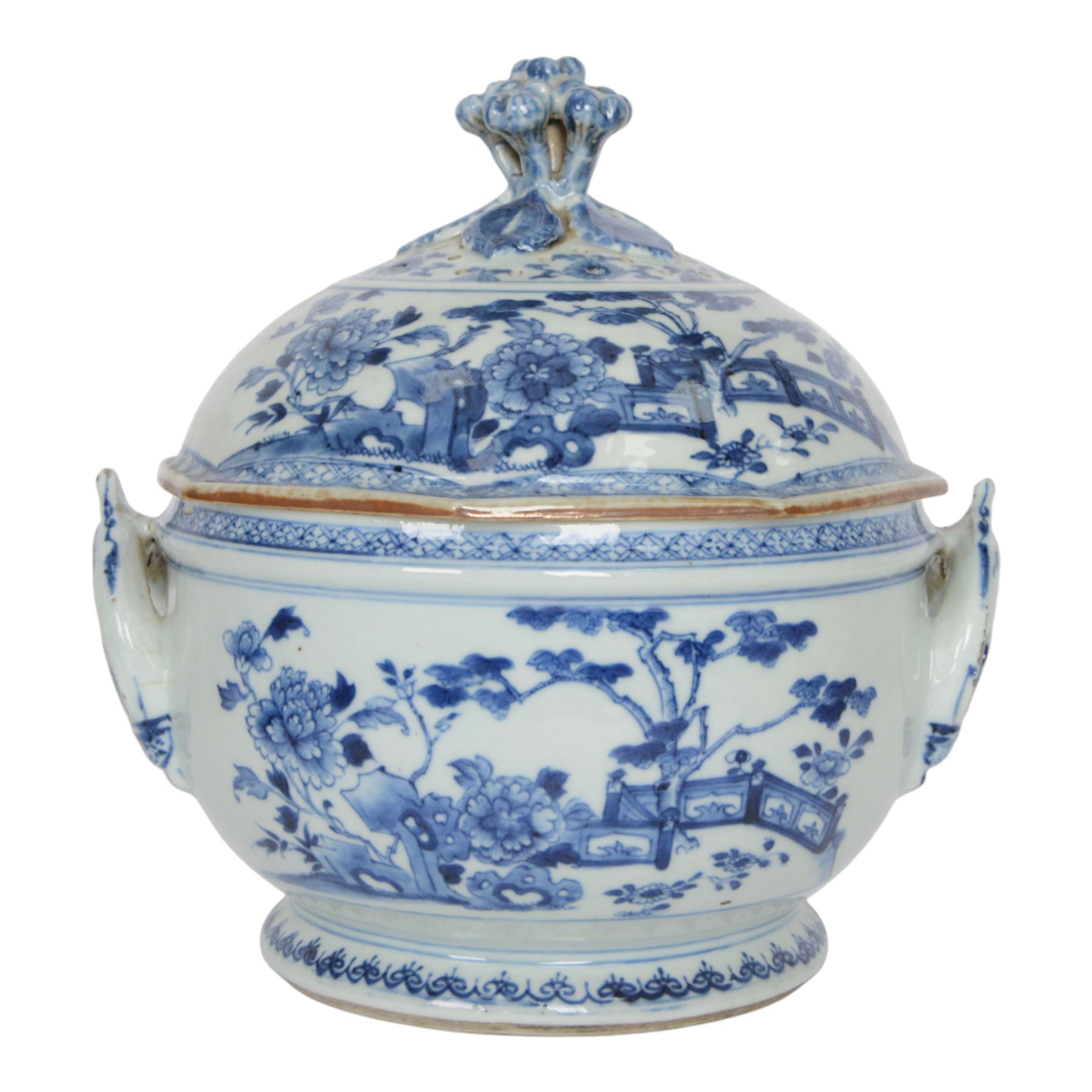 Late 18th/early 19th century Chinese export blue and white tureen and cover, the body with twin curved handles, the pieced and domed cover with multi flower head finial, painted with peonies, rockwork, and fences, overall H26.5cm D22cn 