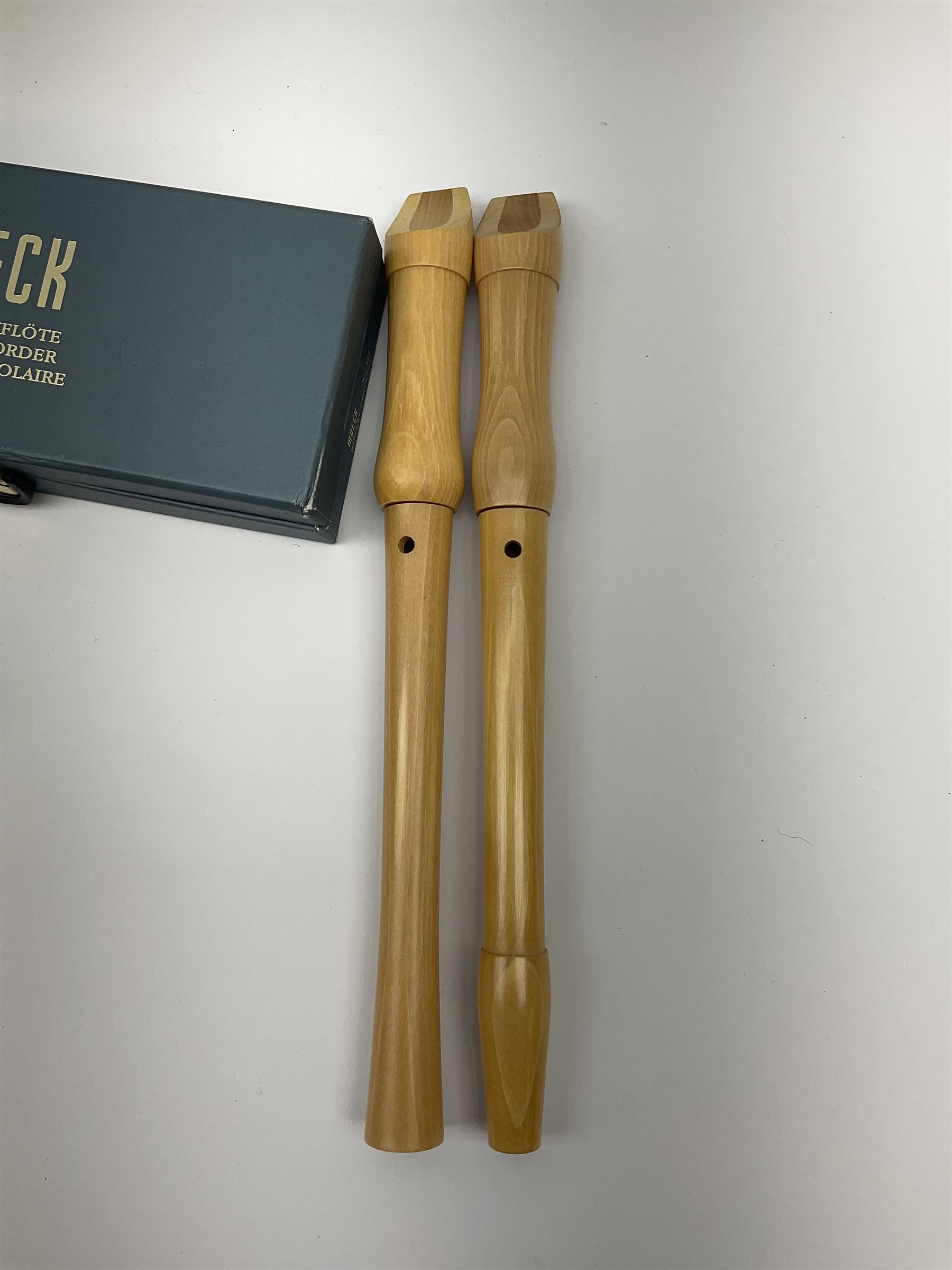 Moeck Flauto Leggero Barock Sopran 223L two-piece maple recorder in carrying pouch; and Moeck Nr.121 Barocke Griffweise two-piece maple school recorder, boxed with slipcase (2)